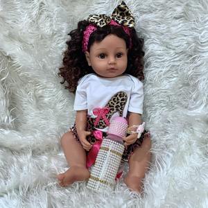 Muñeca <span class=keywords><strong>reborn</strong></span> de silicona de cuerpo completo para niñas, juguete ORIGINAL de 55CM con pelo rizado de piel marrón de princesa, con tacto real y flexible - Product Image 3