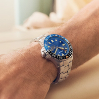 Großhandel Herren GMT Quarz-Armbanduhr 46MM Drehbare 24-Stunden-Lünette Blaues Zifferblatt Edelstahl Wasserdicht FS Uhr