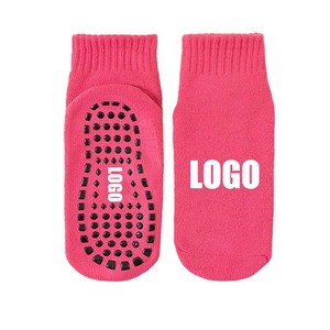 Chaussettes de <span class=keywords><strong>trampoline</strong></span> antidérapantes personnalisées pour enfants et adultes, vente en gros du fabricant, pour aire de jeux et parc - Product Image 3
