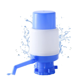 Pompe à eau portable manuelle compacte et économique pour bouteille d'eau - Product Image 1