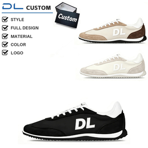 Commande en gros de baskets rétro blanches et <span class=keywords><strong>rouges</strong></span> pour hommes |   Chaussures jetables avec logo personnalisé, dessus en cuir respirant, semelle en caoutchouc |   Usine OEM ODM - Product Image 1