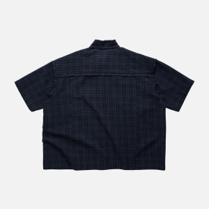 Camisa de Manga Corta ABYSS, Diseño Cuadriculado Azul Marino y Negro, Corte Holgado, Estilo Urbano Contemporáneo - Product Image 2