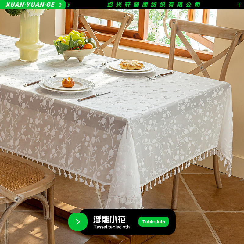 Nappe à pompons fleuris en relief