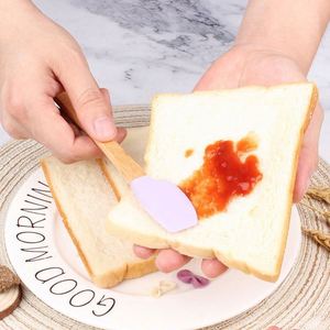 Ensemble de 5 ustensiles de cuisine en silicone à manche en bois pour enfants : spatule, brosse à huile, cuillère - Product Image 5