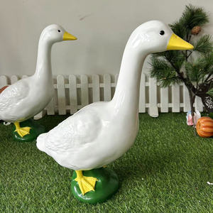Grande Statuetta Decorativa di Oca Bianca in Plastica da 23 Pollici, Piedi di Oca Dipinti Vivaci e Puliti, Figurina Decorativa per Interni ed Esterni - Product Image 6
