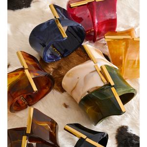 XY 2329 Geringe Mindestbestellmenge Schickes, Breites Armband aus Acrylharz in Gedrehtem Design, 18 Karat Vergoldeter Edelstahl-Armreif für Festlichen Schmuck - Product Image 6