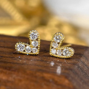 Petites boucles d'oreilles en forme de cœur pour femmes, design minimaliste pour le bureau et le quotidien - Product Image 3