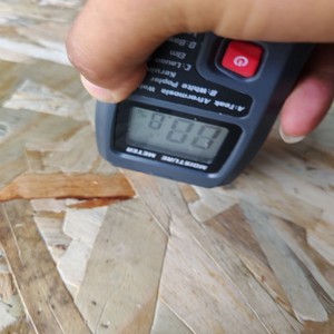 Panneau <span class=keywords><strong>OSB</strong></span> E1 EN300 18mm 4x8, panneau de construction en fibres orientées, pour <span class=keywords><strong>toiture</strong></span>, bardage mural, emballage, vente en gros - Product Image 3