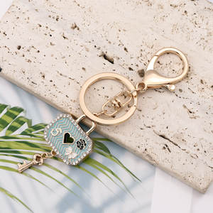 2025 nuevo diseño estilo coreano en forma de cerradura llavero en forma de corazón llavero de aceite de goteo con tachuelas de diamantes bolso de coche de mujer encanto - Product Image 4