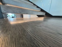 Escalier droit moderne en bois massif à double poutre avec marches en chêne et garde-corps en câble pour villas et hôtels