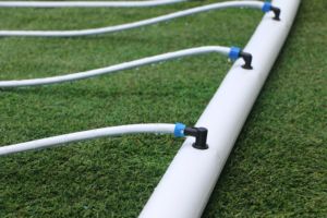 Tuyau d'irrigation agricole perforé préfabriqué, espacement optionnel, aucun perçage requis, tuyau principal d'irrigation goutte à goutte agricole en PE - Product Image 3