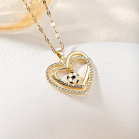 Magnifique Collier Pendentif Cœur Ouvert Doré Scintillant avec Ballon de Football Émaillé et Micro-Cristaux pour Femme