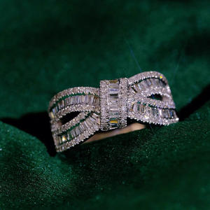 Anello di Lusso T1000 in Oro Bianco con Diamanti Taglio Baguette Colore D Naturale Gioielli da Matrimonio per Donna - Product Image 3