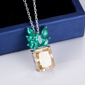 Joyería Messi, Oro Amarillo de 14k con Moissanita de Corte Radiante Amarillo, Esmeralda de Laboratorio de Corte Marquesa, Colgante de Regalo para Mujer - Product Image 3