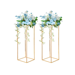 Supporto per Fiori in Metallo Dorato, Colonna Decorativa, Centrotavola Quadrato in Metallo per Feste - Product Image 3