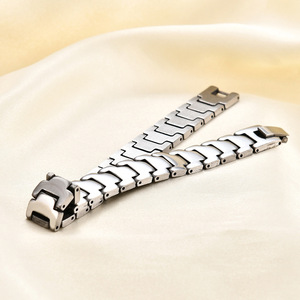 Brazalete de Reloj de Acero Inoxidable de 19 mm con Eslabones Geométricos y Hebilla de Pin, Joyería Duradera para Hombres y Mujeres - Product Image 4