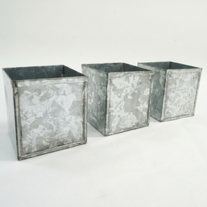 Macetas de Metal Galvanizado Rústicas y Ecológicas, Cuadradas, con Patrón Acanalado, Acabado Duradero para Jardín Interior/Exterior y Hogar - Product Image 1