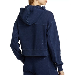 Hoodie en jean court zippé personnalisé pour fille, avec logo imprimé en relief, effet vieilli, épaules tombantes, style streetwear, survêtement - Product Image 5