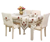 Nappe rectangulaire et housses de chaise brodées de fleurs en jacquard pour la décoration de mariage