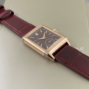 Montre rectangulaire réversible pour homme avec petite seconde, boîtier en métal poli, bracelet en cuir bordeaux pour affaires et événements - Product Image 2