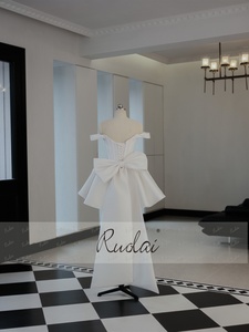 <span class=keywords><strong>Robe</strong></span> de mariée <span class=keywords><strong>civile</strong></span> courte en satin basque avec un grand nœud amovible et détachable, épaules dénudées, Ruolai QD06398 - Product Image 2