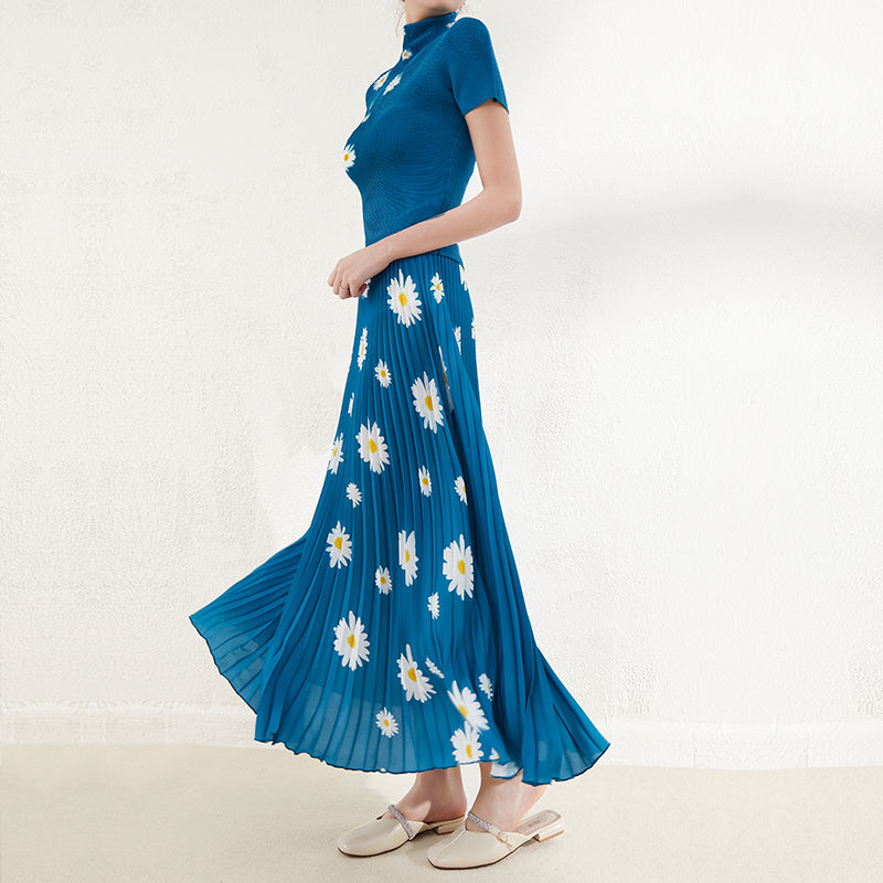 มีสีเขียวขุ่น