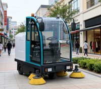 Conduire une balayeuse mobile avec équipement d'aspiration et une balayeuse électrique fermée