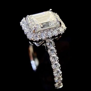 Bague de fiançailles et de mariage pour femme en or 14 carats avec diamants de laboratoire certifiés IGI taille émeraude, couleur fantaisie, entièrement personnalisable en taille - Product Image 1