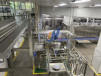 Automatische productie- en afvullijn voor koolzuurhoudende dranken met mixer