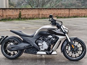 Motocicleta Benda LFC700 de 700cc, 4 Cilindros <span class=keywords><strong>en</strong></span> Línea, ABS+TCS, Frenos Brembo, Estilo Muscle Sport Cruiser, Tamaño Mediano, Alto Rendimiento, Premium - Product Image 2