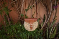 Sacs en raphia marocains vintage avec décoration en cuir véritable, sangle unique et fermeture à rabat