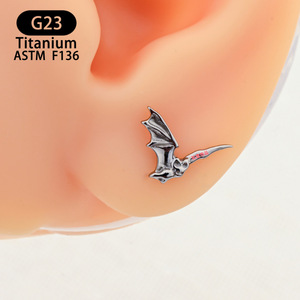Piercing en titane en forme de chauve-souris G23 10,6 mm pour piercing d'oreille et de nez - Product Image 2