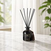 Diffuseur de parfum d'ambiance de luxe en verre noir avec logo personnalisé, décorations à pompons et bâtonnets en rotin – Fabrication en usine