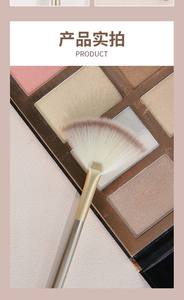 Colorete Iluminador en Barra con Esencia <span class=keywords><strong>de</strong></span> Ácido <span class=keywords><strong>de</strong></span> Frutas, Efecto Trompeta, con Pelo Sintético <span class=keywords><strong>de</strong></span> Alto Brillo en Forma <span class=keywords><strong>de</strong></span> Abanico y Detalles Metálicos Planos, Estilo Persa - Product Image 4