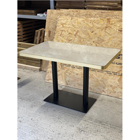 Table en marbre pour restaurant et café avec bord en acier doré