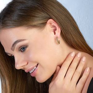 Nueva joyería delicada de moda, pendientes de aro huecos en forma de C retorcidos hipoalergénicos de oro de 18 quilates para mujer - Product Image 2