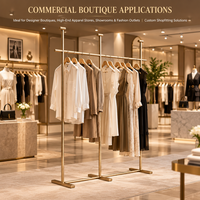 Porte-vêtements de luxe à 3 piliers en or brossé, support de présentation de vêtements à charge lourde pour boutique de prêt-à-porter, dimensions personnalisées, directement de l'usine