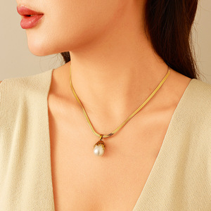 Collar de acero inoxidable con colgante de perla, cadena chapada en oro de 18k para uso diario - Product Image 1
