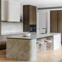 Cuisine moderne modulaire sur mesure avec îlot de cuisine en bois grainé de luxe, portes en bois massif/MDF/PVC, plan de travail en quartz