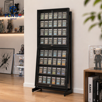 Étagère de présentation TCG avec structure métallique, panneaux de vitrine en verre, porte verrouillable et étagères pour cartes, idéale pour les magasins de collection