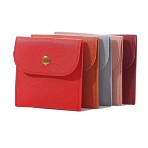 Pochette en cuir PU personnalisée 8x8cm pour bijoux, vente en gros, noire, pour bagues, bracelets, colliers, avec bouton-pression et gaufrage - Product Image 2