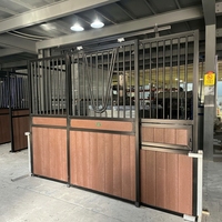 Ücretsiz Tasarım Özel Hayvancılık At Barınağı Tesisi WPC Panel Sıcak Daldırma Galvanizli Çerçeve At Kutusu Ahırı Kalıcı At Bölmesi
