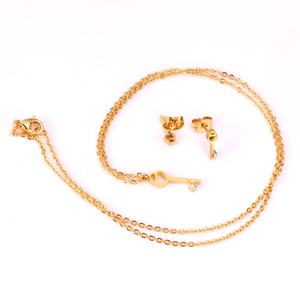 Ensemble de bijoux fantaisie en or 18 carats, type clé, avec boucles d'oreilles et collier en zircon cubique - Product Image 5