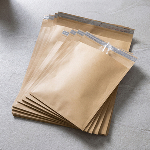 Enveloppes en papier kraft en gros avec bande auto-adhésive pour l'expédition de vêtements et de documents, impression de logo personnalisée - Product Image 1