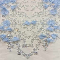 Nouveauté : Tissu en maille florale 3D brodé à la main avec des paillettes, des perles et des perles bugle, rose et bleu