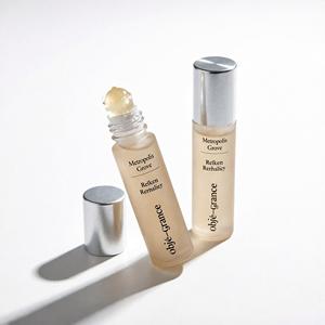 Huile rafraîchissante roll-on Metropolis Grove, 13 huiles essentielles, formule mentholée, rafraîchisseur portable pour soulager le stress et la chaleur - Product Image 1