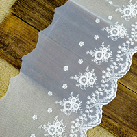 Dentelle florale brodée 24,5 cm couleur ivoire en tulle, nylon et coton, garniture en maille douce pour accessoires de couture de vêtements féminins