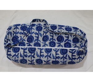 Bolsa Premium Estampada a Mano con Bloques que Refleja el Toque del Arte Tradicional Combinado con una Forma Moderna y Funcionalidad de Fácil Transporte - Product Image 1