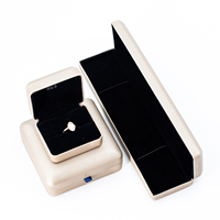 Boîtes d'emballage de luxe portables en carton velours argenté pour bijoux (boucles d'oreilles, bagues et montres) avec mousse EVA gaufrée