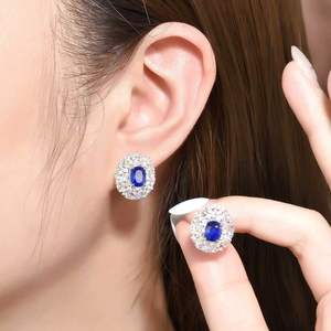 Pendientes de zafiro azul real de corte ovalado de 3.26 quilates de Madagascar, con engaste de oro de 18 quilates adornado con 80 detalles de zafiro blanco brillante. - Product Image 5